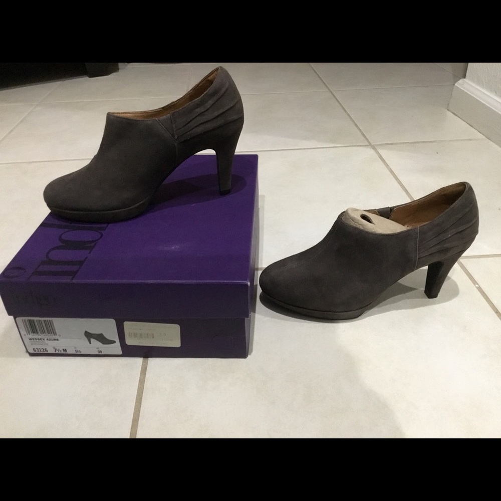 NWT Indigo by Clark’s Charcoal high-heeled booties